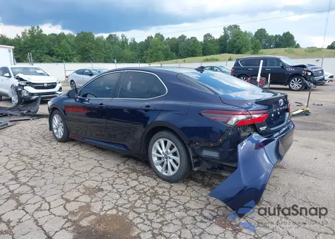 2021 Toyota Camry Le z USA, uszkodzony, nr VIN 4T1C11AKXMU603161